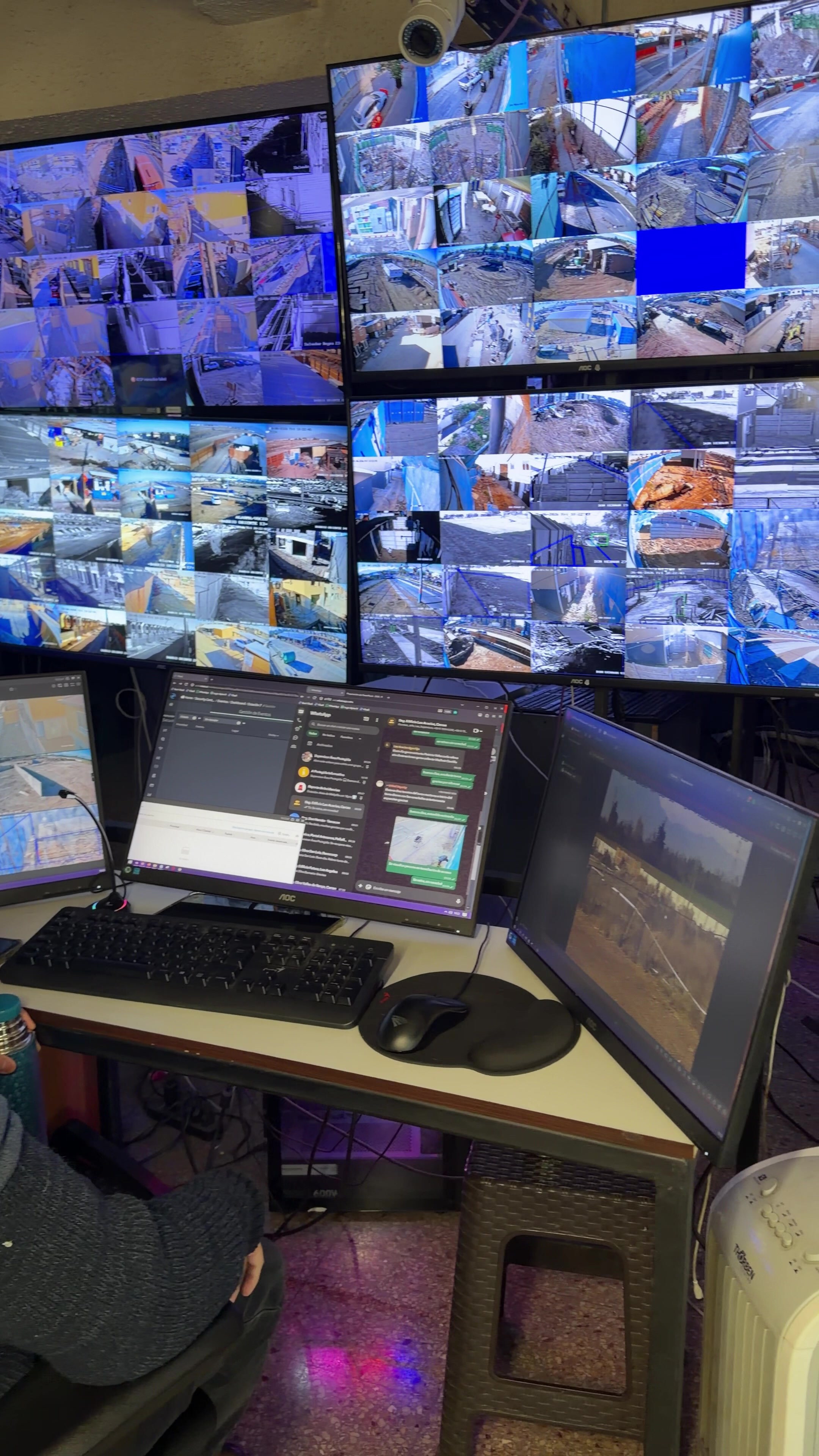 Operador de monitoreo en la central